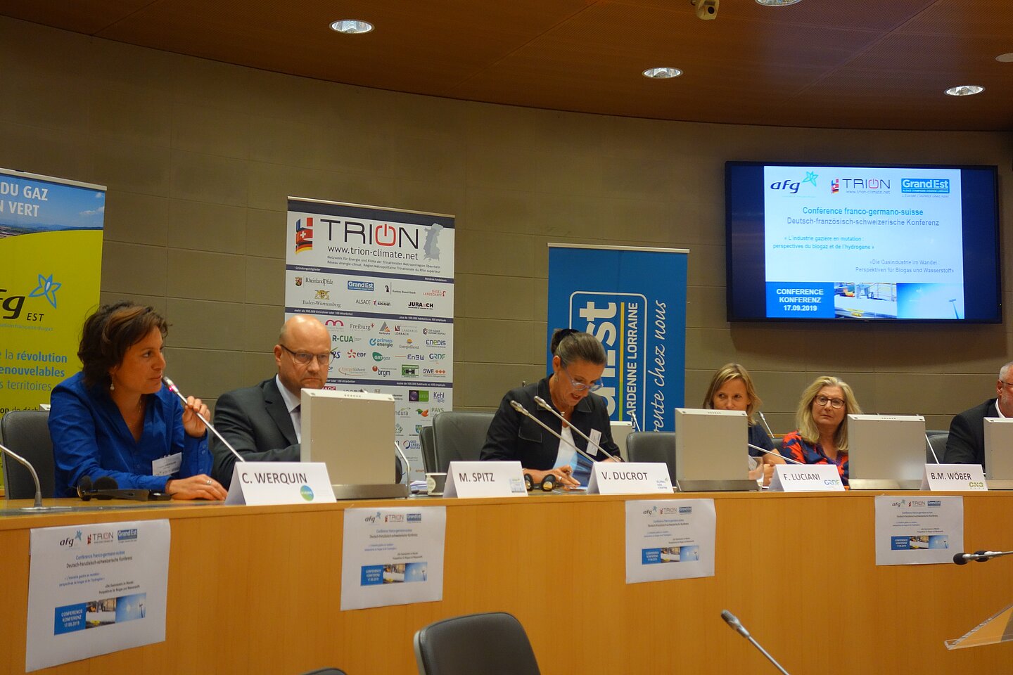 Podiumsdiskussion: C. Werquin, Generalsekretärin AFHYPAC; F. Luciani, Marketingdirektorin, GRDF Grand Est; Dr. M. Spitz, Vorsitzender des Verbandes Rheinland Pfalz gibt Gas